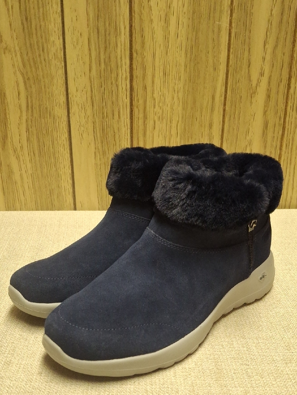 New Skechers Slip-ins Air Cooled Memory Foam Suede Boots-Winter Women's Size 10